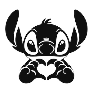 Puede incluir: Una calcomanía gráfica en blanco y negro que presenta al personaje Stitch de Lilo y Stitch. El personaje se muestra con orejas grandes y ojos abiertos, usando ambas manos para formar un corazón frente a su pecho en un diseño simple.