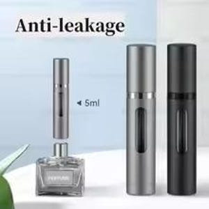 K&ouml;nnte beinhalten: Silberner und schwarzer nachf&uuml;llbarer Parf&uuml;mzerst&auml;uber mit einem Fassungsverm&ouml;gen von 5 ml. Das Bild zeigt, wie der Zerst&auml;uber aus einer Parf&uuml;mflasche gef&uuml;llt wird. Der Text "Anti-leakage" ist &uuml;ber den Zerst&auml;ubern zu sehen.