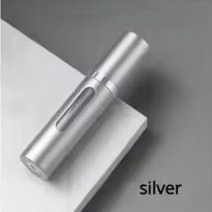 K&ouml;nnte beinhalten: Ein silberner, zylindrischer Parf&uuml;mzerst&auml;uber mit einem transparenten Fenster. Der Metallzerst&auml;uber hat ein schlankes Design. Das Wort "silver" ist unten rechts aufgedruckt. Er ist zur Aufnahme von Parf&uuml;m bestimmt.