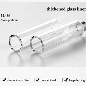 K&ouml;nnte beinhalten: Zwei transparente Parf&uuml;mfl&auml;schchen aus Glas werden gezeigt, eines mit silberner Kappe. Der Text "thickened glass liner" und "100% * Store perfume" sind sichtbar. Das Bild enth&auml;lt auch den Text "does not volatilize", "does not leak" und "keep the original smell".