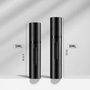 K&ouml;nnte beinhalten: Zwei schwarze, zylindrische Parf&uuml;mzerst&auml;uber. Der kleinere ist mit 5 ml beschriftet und 8,9 cm hoch. Der gr&ouml;&szlig;ere ist mit 8 ml beschriftet und 10 cm hoch. Beide haben ein schlankes, minimalistisches Design.