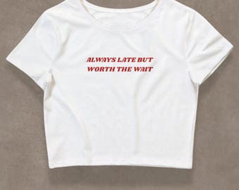 Immer zu spät, aber die Wartezeit wert T-Shirt | witziges Spruch-Shirt