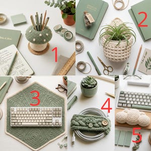 Op de afbeelding: Een collectie van vijf gehaakte bureauaccessoires, waaronder een paddenstoelvormige pennenhouder, een crèmekleurige wandplantenbak met textuur, een zeshoekige bureaumat, een saliegroene kabelorganizer met paddenstoelmotief en een wolk-vormige polssteun.