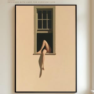 Puede incluir: Una impresión artística enmarcada que muestra la fachada de un edificio beige con un marco de ventana verde oscuro. Un par de piernas sobresale de la ventana abierta, proyectando una sombra nítida en la pared. El texto Lumi & Co. DESIGNED WITH CARE FOR EVERYDAY LIFE es visible.