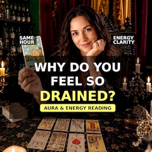 Könnte beinhalten: Ein Tarot-Kartenlesedienst mit dem Text WHY DO YOU FEEL SO DRAINED? AURA & ENERGY READING, SAME HOUR und ENERGY CLARITY. Das Bild zeigt ein Tarot-Kartendeck, das auf einem dunklen, gemusterten Tuch ausgebreitet ist, zusammen mit brennenden Kerzen und einer Leopardenfigur.