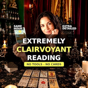 Puede incluir: Una persona sostiene una carta del tarot con una ilustración de una estrella, con textos superpuestos SAME HOUR, EXTRA DETAILED, EXTREMELY CLAIRVOYANT READING y NO TOOLS - NO CARDS. La escena incluye varias velas encendidas y cartas sobre una mesa.