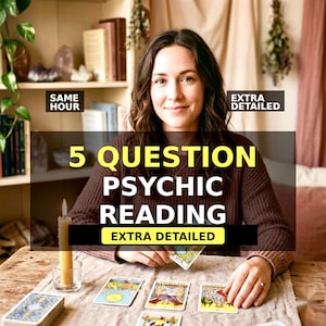 Peut inclure: Une publicité pour un service de voyance montrant une personne en pull marron avec des cartes de tarot sur une table en bois. Le texte inclut SAME HOUR, EXTRA DETAILED et 5 QUESTION PSYCHIC READING. Une bougie allumée est posée sur la table.
