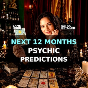 Puede incluir: Una persona sostiene una carta del tarot con La Estrella, con el texto SAME HOUR, EXTRA DETAILED, NEXT 12 MONTHS PSYCHIC PREDICTIONS. La escena incluye varias cartas del tarot dispuestas sobre una superficie oscura, iluminadas por velas.
