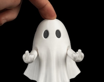 Può includere: Una statuetta di fantasma bianca stampata in 3D con una testa liscia e arrotondata e due occhi ovali neri. Il fantasma ha due braccia articolate estese verso l'esterno, con ogni mano posizionata per mostrare il dito medio in un gesto di sfida.