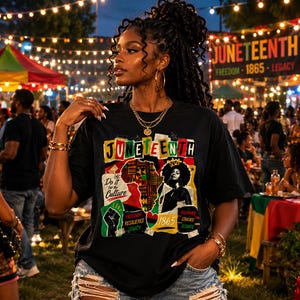 Peut inclure: T-shirt noir avec un graphisme coloré affichant le mot "Juneteenth" et le texte "Freedom 1865 Legacy". Le motif comprend des images d'une carte de l'Afrique, d'une femme et d'autres symboles. Le t-shirt est porté par une personne.