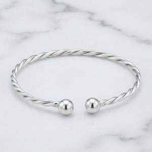 Handgjort silvervridet dubbelkularmband ~ Justerbart armband i 925 sterlingsilver ~ Unisex armband med öppet manschett ~ Present till henne ~ ////