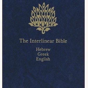 Könnte beinhalten: Ein marineblaues Buch mit dem Titel "The Interlinear Bible" mit goldener Schrift und einem goldenen floralen Emblem. Der Text des Buches umfasst Hebräisch, Griechisch und Englisch. Das Cover hat ein strukturiertes Aussehen.
