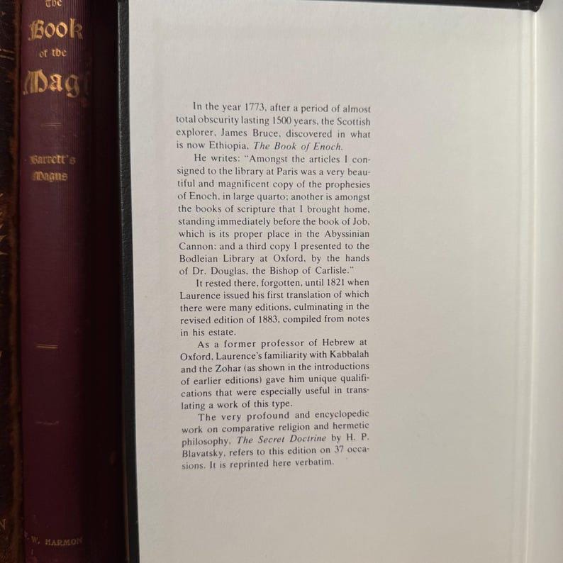 Puede incluir: Libro abierto con texto sobre El Libro de Enoc y La Doctrina Secreta. El texto est&aacute; en ingl&eacute;s y trata sobre la historia y la traducci&oacute;n del libro. El libro est&aacute; abierto en una p&aacute;gina con texto.