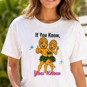 Umgedrehte Ananas Shirt IYKYK, Tropisches Unisex T-Shirt, Open Minded Geschenk für Paare, Urlaub Pool Party Shirt