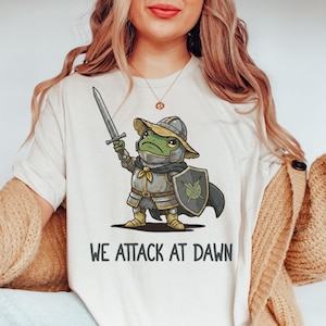 Comfort Colors® We Attack At Dawn Knight T-shirt, grappig T-shirt met kikkerkrijger.