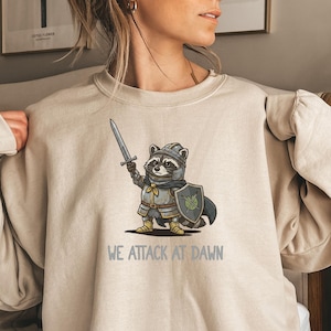 Comfort Colors® We Attack At Dawn Knight T-shirt, grappig T-shirt met een dappere wasbeer-krijger.