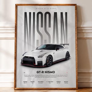 Könnte beinhalten: Ein gerahmtes Poster mit einem weißen Nissan GT-R Nismo Sportwagen. Der Text lautet NISSAN GT-R NISMO mit technischen Daten wie 592 PS, 3,8 L Motor, 315 km/h Höchstgeschwindigkeit, 0-100 km/h in 2,8 s, 637 Nm Drehmoment und 1848 kg Gewicht.