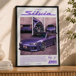 Peut inclure: Une affiche encadrée représentant une Nissan Silvia S15 violette. Le design comprend trois petites images de la voiture, le texte 'NISSAN Silvia' et des paragraphes descriptifs sur le véhicule. L'affiche a un fond blanc avec des accents violets.