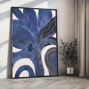 Può includere: Un'opera d'arte murale verticale incorniciata che presenta una composizione astratta di grandi forme organiche blu fluide su uno sfondo bianco. Le forme blu sono riempite con intricati motivi a linee sottili e texture in varie tonalità.