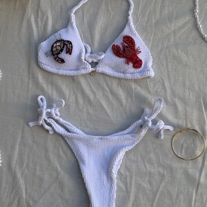 Costume da bagno bikini a triangolo con reggiseno all'americana e perline bianche, ideale per una cena a base di aragosta / Personalizzabile, taglie personalizzate disponibili | Vacanze, estate, festival