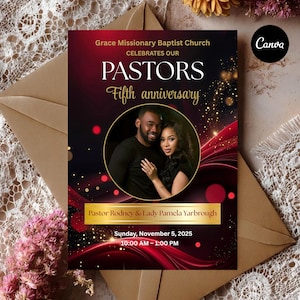 Könnte beinhalten: Eine Einladungskarte zum fünften Jubiläum der Pastoren der Grace Missionary Baptist Church. Die Karte zeigt ein Foto eines Paares mit dem Text "PASTORS Fifth anniversary". Die Karte ist rot und goldfarben mit Datum und Uhrzeit.