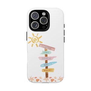 Puede incluir: Una funda de smartphone blanca con una ilustración en acuarela de un sol amarillo y un poste de madera con señales que dicen SOUTH, CAMP, BEACH, BAR y VILLA. El borde inferior está decorado con pequeños motivos de estrellas de mar y conchas.