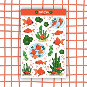以下が含まれることがあります： 「Kingyo Pinyazo」と書かれたステッカーシート。オレンジ色の金魚、緑の水草、睡蓮の葉のイラストが描かれています。白い背景に、泳ぐ魚の群れ、海藻の茂み、小さな泡が配置されたデザインです。