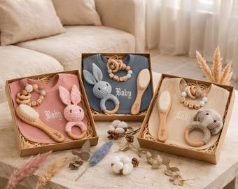 Gehaakte babyrammelaar, pasgeboren cadeauset met slabbetje en borsteltje | Roze, blauw, konijn en olifant | Babyshower