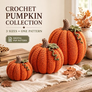 Op de afbeelding: Drie gehaakte oranje pompoenen in verschillende maten met bruine stelen en groene krullende ranken. De tekst luidt: CROCHET PUMPKIN COLLECTION, 3 SIZES • ONE PATTERN en DIGITAL PDF PATTERN. Dit zijn handgemaakte decoraties van textiel.