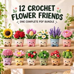 Może przedstawiać: Kolekcja 12 szydełkowanych roślin doniczkowych z uśmiechniętymi buźkami, ustawionych na dwóch drewnianych półkach. Tekst 12 CROCHET FLOWER FRIENDS ONE COMPLETE PDF BUNDLE znajduje się nad roślinami, wśród których są słonecznik, róże, tulipany, stokrotki, lawenda, piwonia, lotos, truskawki, koniczyna, grzyby i kaktus.