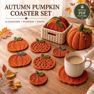 Puede incluir: Un patrón PDF digital para un juego de posavasos de calabaza de otoño, que incluye seis posavasos de calabaza naranjas de ganchillo, una pequeña cesta de almacenamiento beige de ganchillo y una calabaza 3D con tallo verde.
