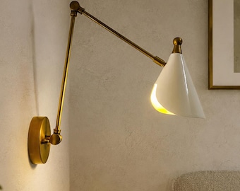 Moderne Messing-Wandleuchte im Scicosso-Stil, Mitte des Jahrhunderts italienische Schwingarm-Wandlampe, verstellbares Leselicht, weißer Kegelschirm