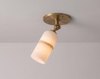 Faretto da soffitto in alabastro e ottone lavorato a mano, apparecchio regolabile in stile metà secolo.
