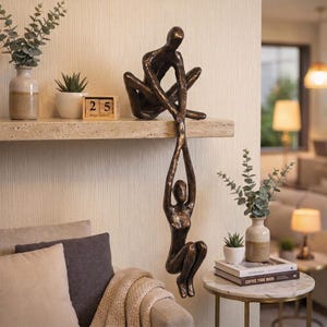 Figura de hombre levantando a una mujer: escultura de pareja romántica, estatua moderna de bronce de amantes, arte abstracto de amor, regalo de aniversario, decoración de escritorio para el hogar.