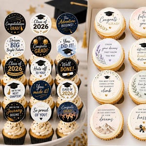 Peut inclure: Une collection de décorations de cupcakes rondes sur le thème de la remise des diplômes, avec des mortiers, des diplômes et des textes inspirants comme 'Congrats Grad', 'Class of 2026' et 'The Adventure Begins', accompagnés d'une boîte de douze cupcakes.