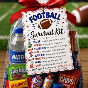 Puede incluir: Una bolsa de regalo de plástico transparente atada con una cinta roja que contiene una botella de agua, Fun Dip, Starburst, chicle, una piruleta Blow Pop, Smarties, mentas y una bolsa de patatas fritas. Una etiqueta dice Football Survival Kit.