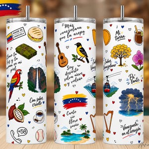 Pode incluir: Três copos cilíndricos brancos com canudos de metal, apresentando um padrão repetitivo de ícones culturais venezuelanos, incluindo uma arepa, uma arara, uma vagem de cacau, a bandeira da Venezuela, um pássaro amarelo e um teleférico.