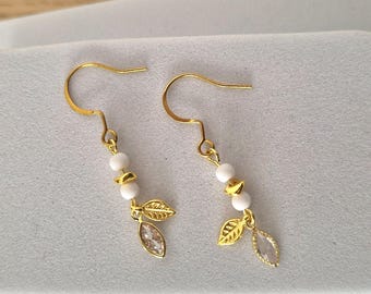 Pendientes colgantes de perlas blancas