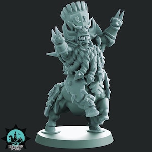 Op de afbeelding: Een lichtgrijs miniatuurfiguur van een centaurachtig wezen met een bebaard gezicht, een versierde hoofdtooi en een harnas met stekels. Het figuur staat op een ronde voet, met één arm omhoog en het logo met de tekst Realm of Paths in de hoek.