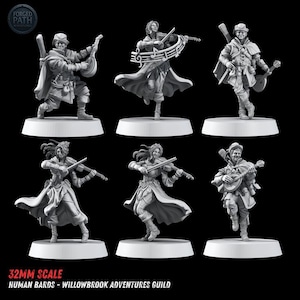Może przedstawiać: Zestaw sześciu szarych figurek w skali 32mm przedstawiających ludzkich bardów z gildii Willowbrook Adventures. Postacie są ukazane w dynamicznych pozach, grając na różnych instrumentach muzycznych, takich jak lutnie, skrzypce i bandżo, każda na okrągłej podstawie.