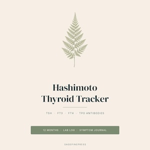 Puede incluir: Un diario con el texto "Hashimoto Thyroid Tracker" en fuente verde oscuro. El diario incluye secciones para TSH, FT3, FT4 y anticuerpos TPO. Una ilustración de helecho está en la parte superior. El diario también incluye un registro de laboratorio de 12 meses y un diario de síntomas.