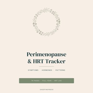 Może przedstawiać: Kremowy dziennik z tekstem "Perimenopause & HRT Tracker" w kolorze ciemnoniebieskim. Dziennik zawiera sekcje dotyczące objawów, hormonów i wzorców. Zielony prostokąt na dole zawiera napis "76 stron, cały rok, dziennik HRT."
