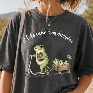 Off To Feed Tiny Disciples PNG| Kristen mamma groda skjorta design| Söndagsskolelärare grafisk t-shirt | Jesus sublime t-shirt | Kyrka barnkammare