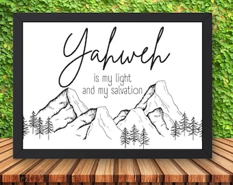 以下が含まれることがあります： 山頂と松の木の白黒の線画が描かれた額装アートプリント。Yahweh is my light and my salvationというテキストが、筆記体とサンセリフ体のフォントを組み合わせて白い背景に記されています。