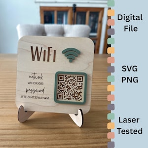 以下が含まれることがあります： 木製のWiFiサイン。テキストとQRコードが刻印されています。サインにはネットワーク名、パスワード、WiFiのシンボルが表示されています。木製のスタンドで支えられています。「Digital File」、「SVG」、「PNG」、「Laser Tested」の文字も表示されています。