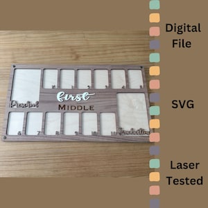 Può includere: Un espositore fotografico in legno con spazi per foto dalla scuola materna al diploma. Il display ha le parole "Preschool", "First", "Middle" e "Graduation" ritagliate. C'è anche il testo "Digital File", "SVG" e "Laser Tested".