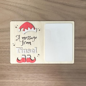 パーソナライズされたエルフのメッセージ SVG | 4x6 レーザーカット ファイル | 2x3 マーカー スペース付きクリスマス エルフ ノート ボード | Glowforge レーザー ファイル |