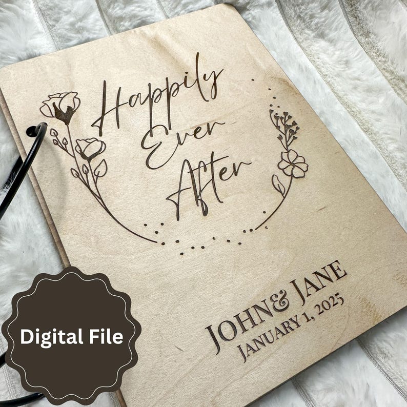 Puede incluir: Un libro de visitas de madera con el texto "Happily Ever After" y un dise&ntilde;o floral. Los nombres "John & Jane" y la fecha "January 1, 2025" tambi&eacute;n est&aacute;n grabados en la portada.