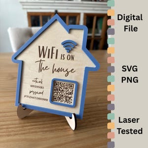Peut inclure: Panneau en bois en forme de maison avec bordure bleue, affichant les informations du réseau WiFi. Le panneau indique "WIFI IS ON The house" et comprend un code QR, le nom du réseau et le mot de passe. Le panneau est testé au laser et comprend un fichier numérique.