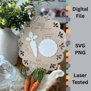 Puede incluir: Un letrero de madera del Conejo de Pascua con borde festoneado, una zanahoria y un círculo en blanco. El letrero incluye el texto "Dear Easter Bunny" y "Love, The [Family Name] Family".